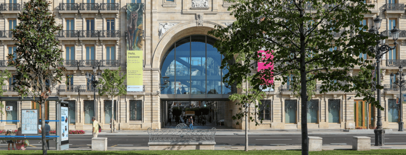 Fachada del Edificio Pereda, sede del centro cultural Faro Santander, con su gran arco central.