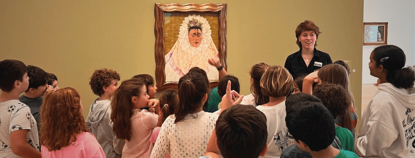 Grupo educativo observando obras de arte durante una visita a una exposición de Faro Santander.